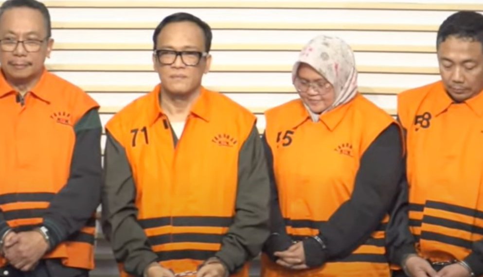 Wakil Menteri Ketenagakerjaan (Wamenaker) Immanuel Ebenezer Gerungan (IEG) alias Noel (dua dari kiri) mengenakan rompi tahanan KPK, di Gedung Merah Putih KPK, Jakarta, Jumat, 22 Agustus 2025.