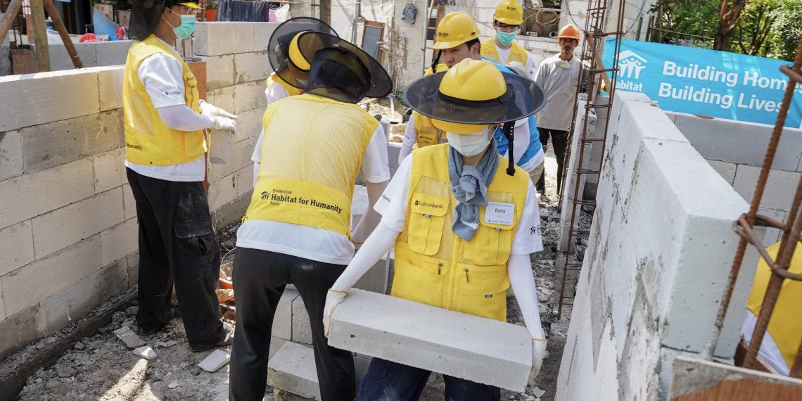 relawan dari Kakaobank Korea dan Superbank Indonesia berpartisipasi dalam program bertajuk “Kakaobank Connect Village 2025”,