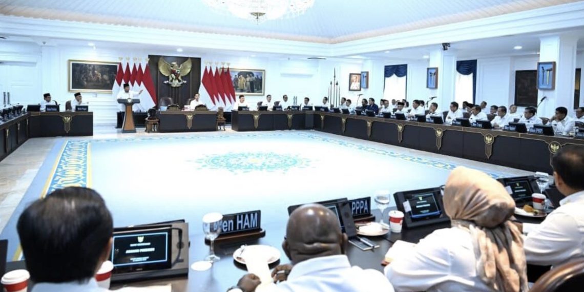 Presiden Prabowo Subianto memimpin Sidang Kabinet Paripurna bersama Wakil Presiden Gibran Rakabuming di Ruang Sidang Kabinet, Istana Kepresidenan Jakarta, pada Minggu, 31 Agustus 2025. Foto: BPMI Setpres