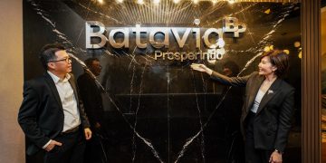 Presiden Direktur PT Batavia Prosperindo Aset Manajemen (Batavia), Lilis Setiadi (kanan), bersama Direktur Batavia Yulius Manto (kiri) dalam acara peresmian logo baru Batavia di Jakarta, Rabu (10/9/2025)