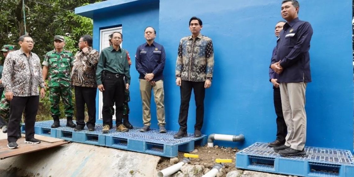 Bupati Indramayu Lucky Hakim (tiga dari kanan) beserta Deputi Dukungan Bisnis SKK Migas Eka Bhayu Setta (paling kanan) dan Direktur Pertamina EP Rachmat Hidajat (dua dari kanan) meresmikan bantuan dari PT Pertamina EP dan SKK Migas berupa rumah pompa dan reservoir air bersih di Desa Jatisura, Kabupaten Indramayu, Kamis (11/09).