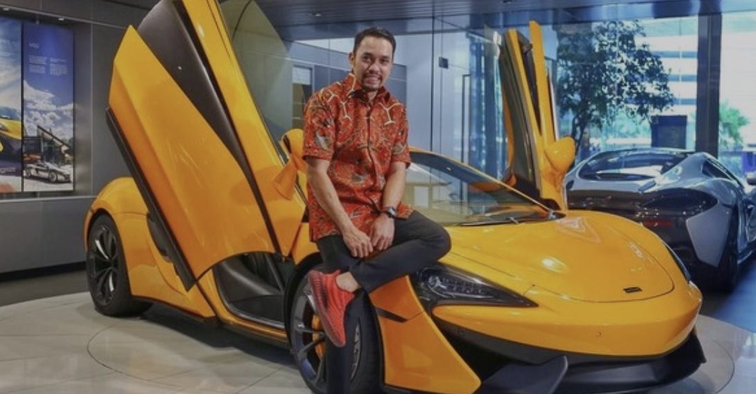 Ahmad Sahroni dengan koleksi mobil mewahnya (foto: istimewa)