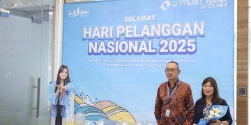J Trust Bank juga memberikan souvenir peringatan Hari Ulang Tahun J Trust Bank ke-10 kepada nasabah setia yang terpilih