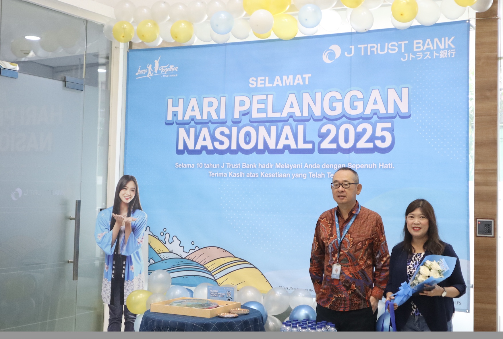 J Trust Bank juga memberikan souvenir peringatan Hari Ulang Tahun J Trust Bank ke-10 kepada nasabah setia yang terpilih