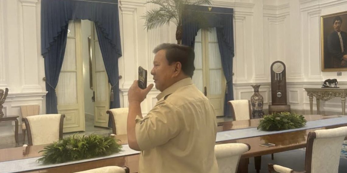 Presiden Prabowo Subianto menyampaikan duka cita mendalam atas bencana banjir yang melanda sejumlah wilayah di Provinsi Bali dan Nusa Tenggara Timur (NTT) melalui telepon di Istana Merdeka, Jakarta, pada Rabu, 10 September 2025. (Foto: BPMI Setpres)