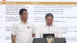 Menteri Koordinator Bidang Perekonomian, Airlangga Hartarto, didampingi Menteri Keuangan, Purbaya Yudhi Sadewa, dalam konferensi pers di Kompleks Istana Kepresidenan, Senin, 15 September 2025. (Tangkapan layar YouTube @SekretariatPresiden: Julian)