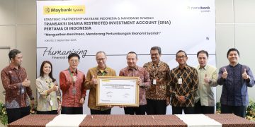 Presiden Direktur Maybank Indonesia Steffano Ridwan (kelima dari kanan) dan Direktur Utama Nanobank Syariah Halim (keempat dari kiri) menandatangani Kesepakatan Kerja Sama Fasilitas Sharia Restricted Investment Account (SRIA) pada Rabu, 3 September 2025