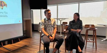 Senior Executive Vice President Change Management Office Bank Victoria, Muhammad Rakhmadani (kiri), dan Country Manager Red Hat Indonesia, Vony Tjiu