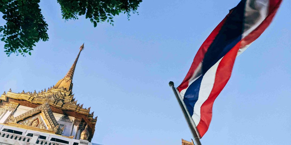 Ilustrasi - Bendera Thailand berkibar di sebuah gedung.