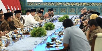 Presiden Prabowo Subianto menggelar silaturahmi dengan tokoh lintas agama, pimpinan partai politik, pimpinan serikat buruh, dan organisasi kepemudaan lintas iman di Istana Negara, Jakarta, pada Senin, 1 September 2025. Foto: BPMI Setpres