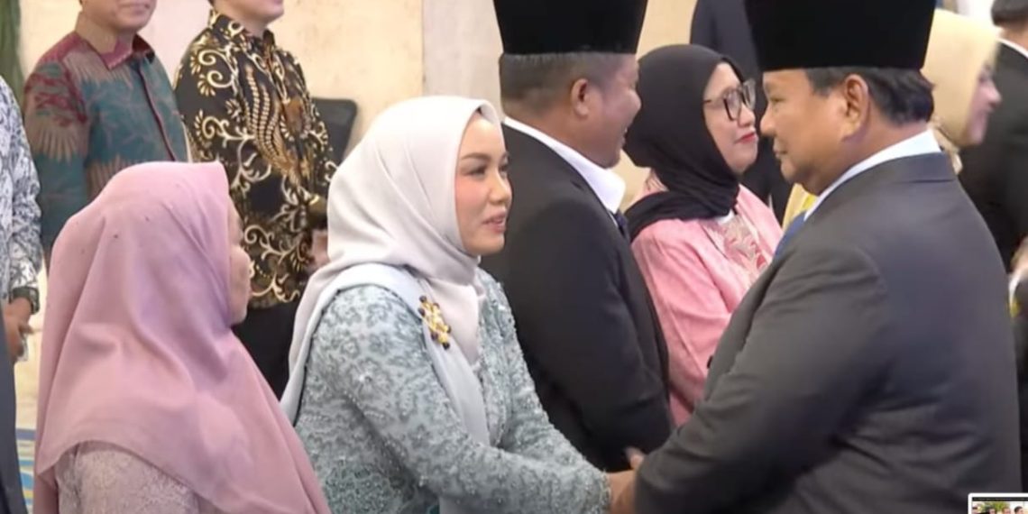 Politikus PKB, Farida Farichah didampingi ibundanya bersalaman dengan Presiden Prabowo usai dilantik menjadi Wakil Menteri Koperasi, di Istana Negara, Jakarta, Rabu, 17 September 2025.