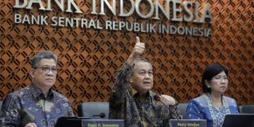 Gubernur BI, Perry Warjiyo (tengah) dalam sebuah rapat.