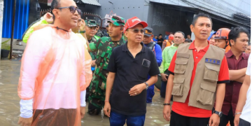 Gubernur Bali Wayan Koster meninjau banjir Pasar Kumbasari. (Foto: Dok. Pemprov Bali)