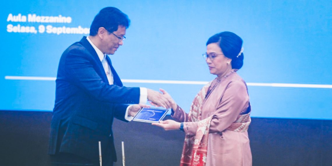 Menteri Keuangan (Menkeu) yang baru, Purbaya Yudhi Sadewa (kiri) dan mantan Menkeu Sri Mulyani ketika mengikuti acara serah terima jabatan Menkeu, di Aula Mezzanine, Kementerian Keuangan, Jakarta, Selasa, 9 September 2025. (Foto: Erman Subekti)