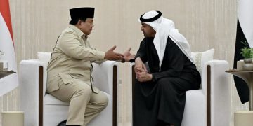 Presiden Republik Indonesia, Prabowo Subianto, melakukan pertemuan dengan Presiden Persatuan Emirat Arab (PEA), Mohammed bin Zayed Al Nahyan (MBZ), di Presidential Flight, Abu Dhabi, pada Jumat, 12 September 2025. Foto: BPMI Setpres