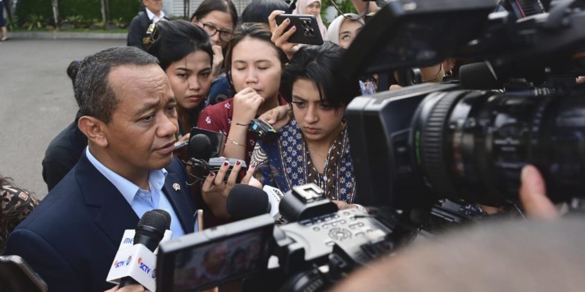 Menteri Energi dan Sumber Daya Mineral Bahlil Lahadalia memberikan keterangannya kepada awak media di Istana Kepresidenan, Jakarta, pada Senin, 15 September 2025. Foto: BPMI Setpres