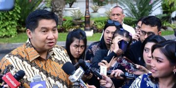 Menteri Perumahan dan Kawasan Permukiman (PKP) Maruarar Sirait memberikan keterangannya kepada awak media di Istana Kepresidenan, Jakarta, pada Senin, 15 September 2025. Foto: BPMI Setpres