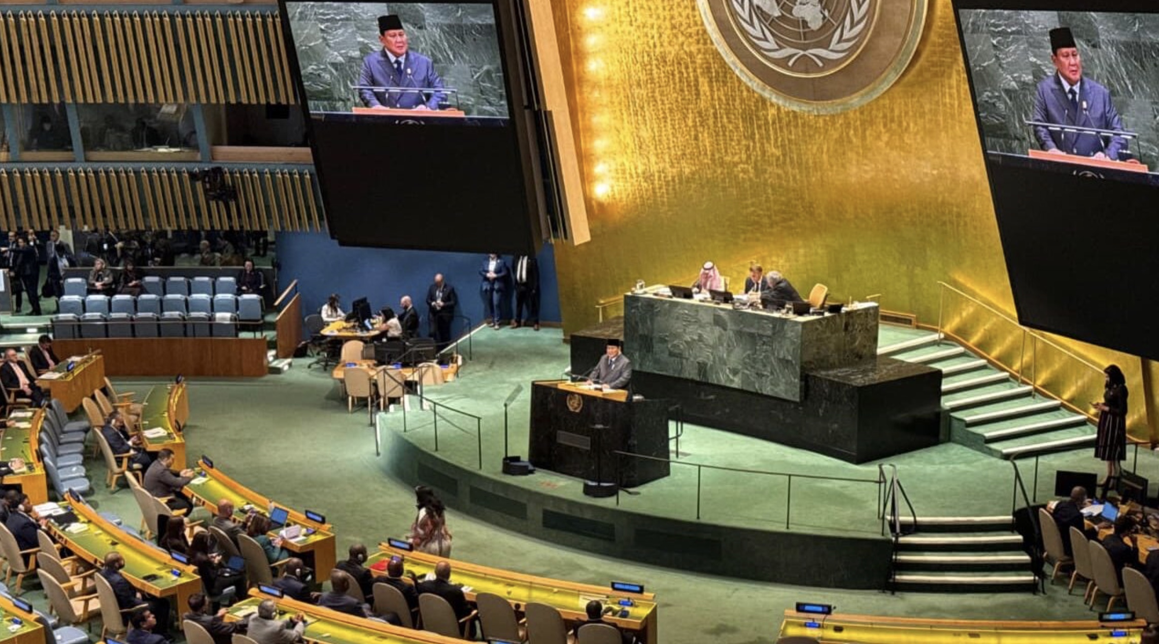 Presiden Republik Indonesia, Prabowo Subianto menyampaikan pidato Konferensi Internasional Tingkat Tinggi untuk Penyelesaian Damai atas Masalah Palestina dan Implementasi Solusi Dua Negara yang digelar di Gedung Majelis Umum Perserikatan Bangsa-Bangsa (PBB), New York, Amerika Serikat, pada Senin, 22 September 2025. Foto: BPMI Setpres