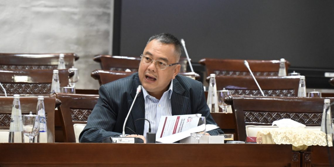 Anggota Komisi XI DPR RI, Harris Turino, saat mengikuti Rapat Panja RUU P2SK dengan ADK OJK Bidang Pengawasan Perasuransian, Penjaminan, dan Dana Pensiun di Kompleks Parlemen, Senayan, Selasa (23/9/2025). Foto: DPR