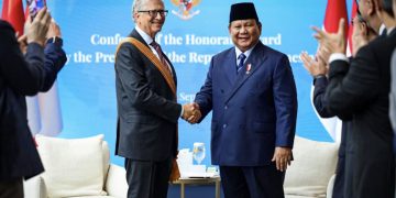Presiden Republik Indonesia, Prabowo Subianto, menganugerahkan penghargaan Order of Distinguished Stars – Bintang Jasa Utama kepada tokoh filantropi dunia sekaligus pendiri Gates Foundation, Bill Gates, di Landmark Room, Lantai 29, Hotel Millennium Hilton New York One UN Plaza,
