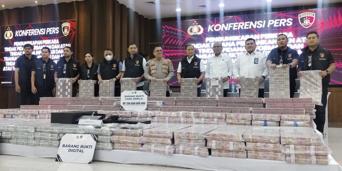 Pejabat pada Direktorat Tindak Pidana Ekonomi Khusus (Dittipideksus) Bareskrim Polri bersama pejabat pada PPATK dan Kejaksaan Agung menunjukkan barang bukti uang senilai Rp204 miliar dalam kasus pembobolan bank dalam konferensi pers di Gedung Bareskrim Polri, Jakarta, Kamis (25/9/2025). (foto : ANTARA)