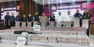 Pejabat pada Direktorat Tindak Pidana Ekonomi Khusus (Dittipideksus) Bareskrim Polri bersama pejabat pada PPATK dan Kejaksaan Agung menunjukkan barang bukti uang senilai Rp204 miliar dalam kasus pembobolan bank dalam konferensi pers di Gedung Bareskrim Polri, Jakarta, Kamis (25/9/2025). (foto : ANTARA)