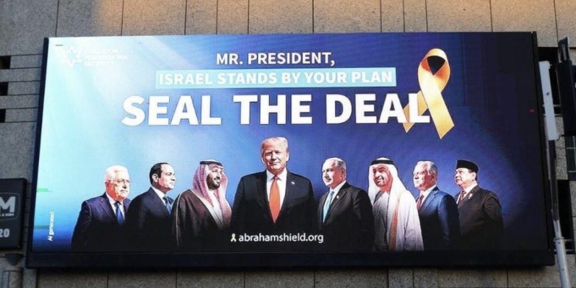 Billboard bergambar Presiden Indonesia Prabowo Subianto bersama Presiden AS Donald Trump, PM Israel Benjamin Netanyahu dan para pemimpin Arab muncul di Tel Aviv, Israel.