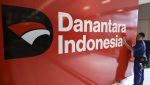 Seorang pekerja tengah membersihkan logo Danantara Indonesia. (Foto: Istimewa)