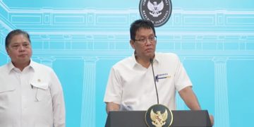 Menteri Keuangan, Purbaya Yudhi Sadewa bersama Menteri Koordinator Bidang Perekonomian, Airlangga Hartarto, dalam konferensi pers di Kompleks Istana Kepresidenan, Senin, 15 September 2025.
