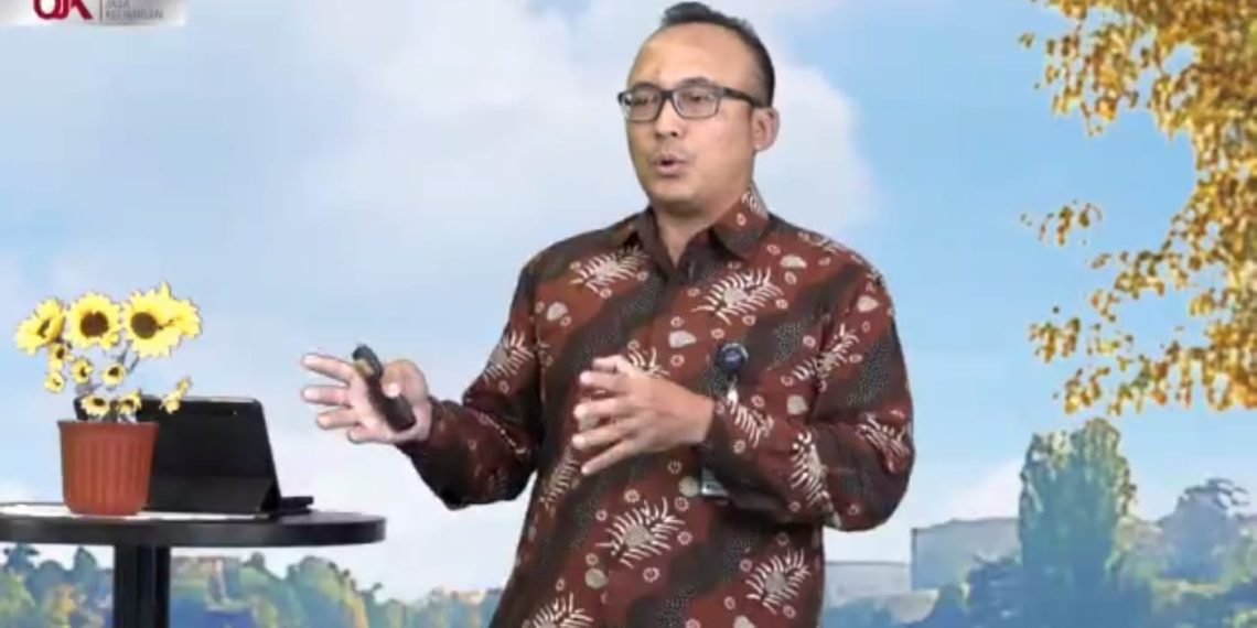 Senior Vice President Bank Mandiri, Anzar Mulyantoro dalam webinar bertema “Tren Modus dan Skema Pencucian Uang Terbaru: Strategi Identifikasi, Mitigasi, dan Penegakan Hukum” yang diadakan OJK Institute, Kamis (18/9). (Foto: Tangkapan layar)