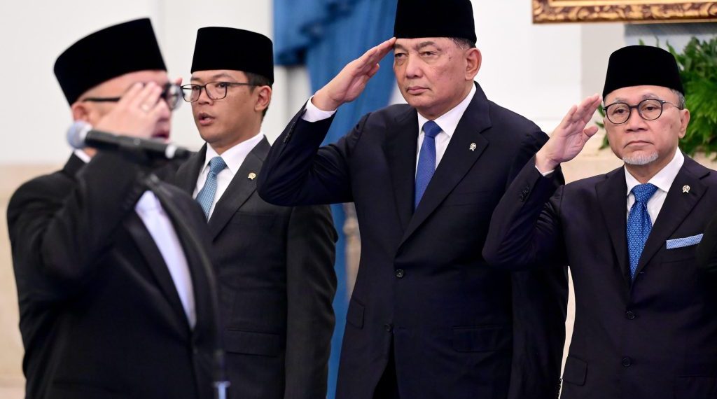 Menteri Pertahanan Republik Indonesia (Menhan RI), Sjafrie Sjamsoeddin (kedua dari kanan) menghadiri acara pelantikan Menteri dan Wakil Menteri Negara Kabinet Merah Putih di Istana Negara pada Senin, 8 September 2025.