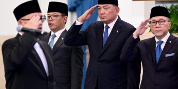 Menteri Pertahanan Republik Indonesia (Menhan RI), Sjafrie Sjamsoeddin (kedua dari kanan) menghadiri acara pelantikan Menteri dan Wakil Menteri Negara Kabinet Merah Putih di Istana Negara pada Senin, 8 September 2025.
