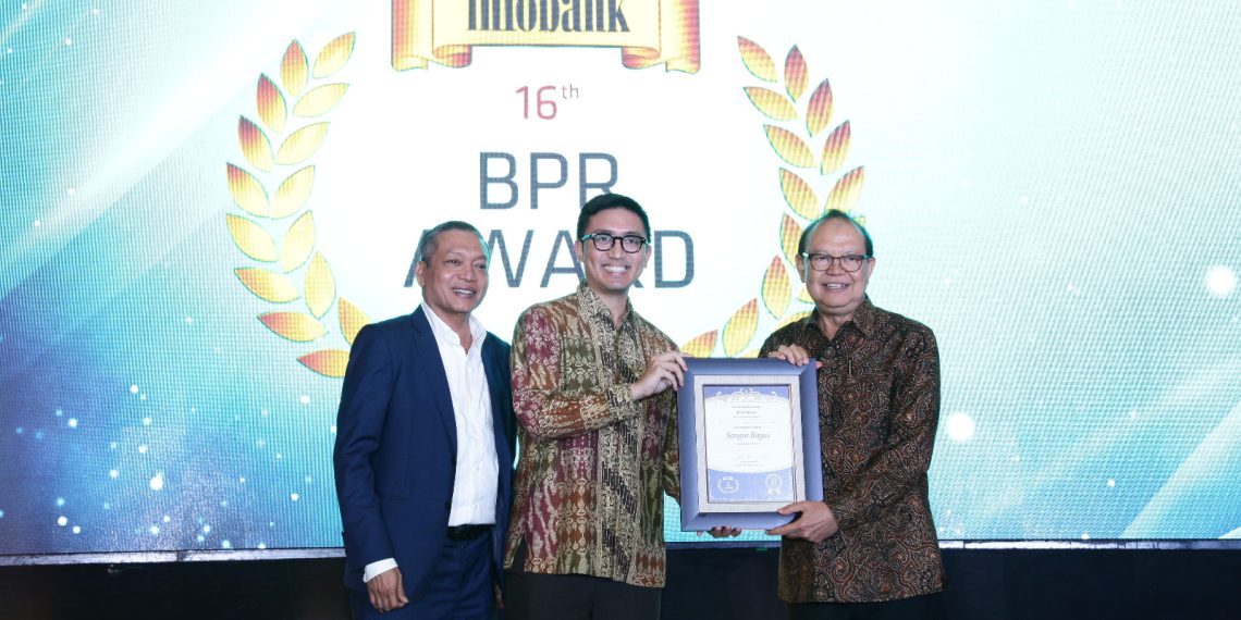 Universal BPR menerima penghargaan di ajang BPR Infobank Award 2025. Penghargaan diberikan oleh Bankir Senior Sigit Pramono dan Chairman of Infobank Eko B. Supriyanto kepada Direktur Utama Universal BPR Reyhan Satyahadi.