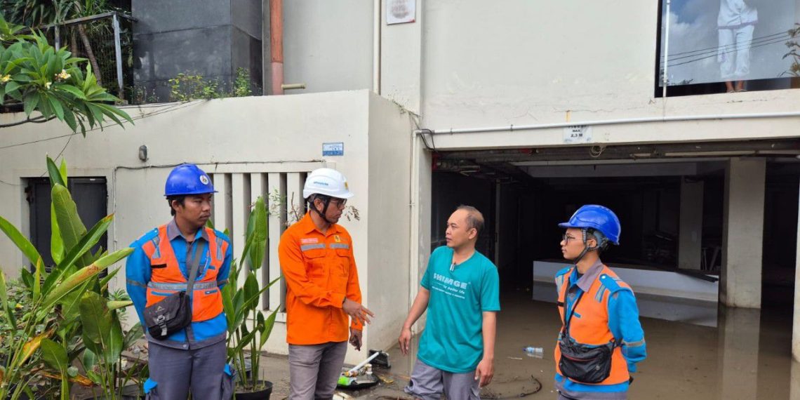 Di lokasi banjir, petugas PLN Unit Layanan Pelanggan (ULP) Kuta berkoordinasi langsung dengan pelanggan. Asesmen menyeluruh dilakukan untuk memastikan kondisi aman sebelum listrik kembali dinyalakan