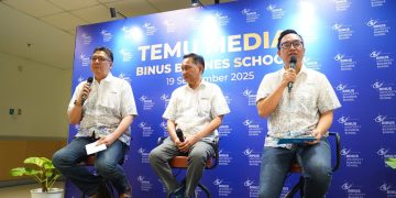 Ki-ka: Dr Asnan Furinto (Dekan BINUS Business School Master Program), Prof Dezie L. Warganegara PhD (Executive Dean BINUS Business School), dan Haris Suhendra (General Manager, Corporate Marketing Communication BINUS Group sebagai Moderator)