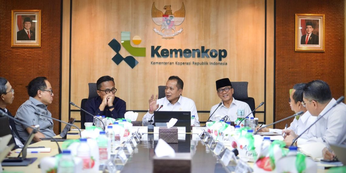 Menkop Ferry Juliantono usai acara Rakortas Kemenko Bidang Perekonomian terkait finalisasi paket ekonomi dan penyerapan tenaga kerja, di Jakarta, Senin (22/9).