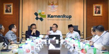 Menkop Ferry Juliantono usai acara Rakortas Kemenko Bidang Perekonomian terkait finalisasi paket ekonomi dan penyerapan tenaga kerja, di Jakarta, Senin (22/9).