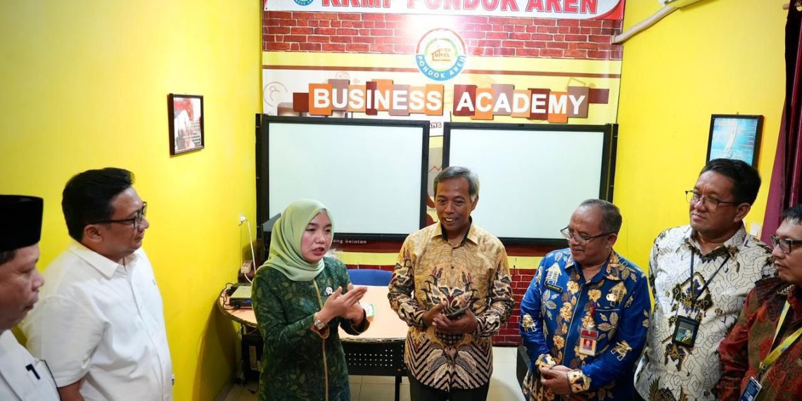 Wamenkop Farida saat melakukan kunjungan ke KopKel Pondok Aren, Jumat (26/9).