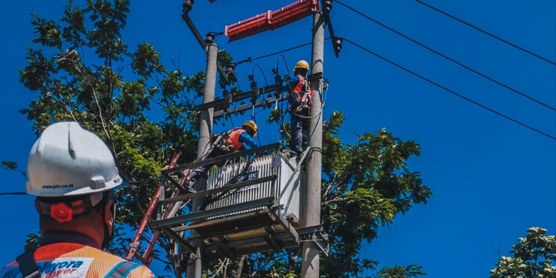 Ilustrasi petugas PLN secara rutin melakukan pemeliharaan infrastruktur untuk menjaga keandalan pasokan listrik bagi masyarakat.
