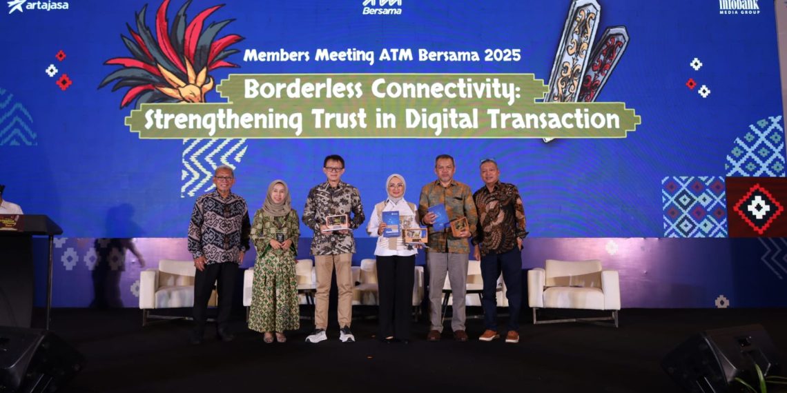 Anggota Pengurus Bidang IT Perbanas, Y. B. Hariantono (ketiga dari kiri) bersama Direktur Bisnis Artajasa, Heru Purwito (kiri); Direktur Keuangan Artajasa, Sitii Hidayati; Sekretaris Jenderal ASPI, Nancy Adistyasari (tengah); Direktur Kebijakan Sistem Pembayaran BI, Ryan Rizaldy; dan Chairman Infobank Media Group, Eko B. Supriyanto, dalam acara Members Meeting ATM Bersama 2025 di Manado, Jumat, 19 September 2025. (Foto: Zenal Abdurrani)