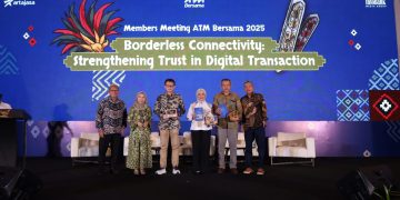 Anggota Pengurus Bidang IT Perbanas, Y. B. Hariantono (ketiga dari kiri) bersama Direktur Bisnis Artajasa, Heru Purwito (kiri); Direktur Keuangan Artajasa, Sitii Hidayati; Sekretaris Jenderal ASPI, Nancy Adistyasari (tengah); Direktur Kebijakan Sistem Pembayaran BI, Ryan Rizaldy; dan Chairman Infobank Media Group, Eko B. Supriyanto, dalam acara Members Meeting ATM Bersama 2025 di Manado, Jumat, 19 September 2025. (Foto: Zenal Abdurrani)