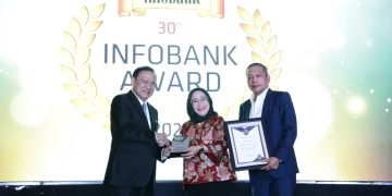Direktur Utama Bank Sulteng, Ramiyati (tengah), menerima piala penghargaan dari Chairman Infobank Media Group, Eko B. Supriyanto (kanan) dan Mantan Menteri Keuangan Agus Martowardojo (kiri) dalam ajang 29th Infobank Award 2025. (Foto: Erman Subekti)
