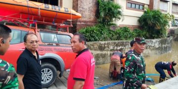 Gubernur Bali Wayan Koster memimpin langsung proses penyedotan air di basemen Pasar Badung. (Foto: Istimewa)