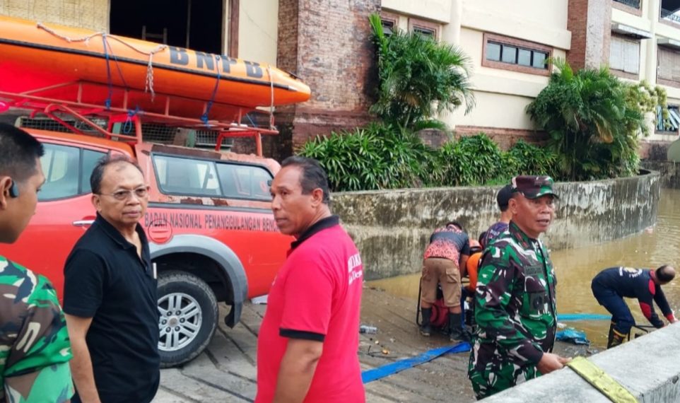 Gubernur Bali Wayan Koster memimpin langsung proses penyedotan air di basemen Pasar Badung. (Foto: Istimewa)