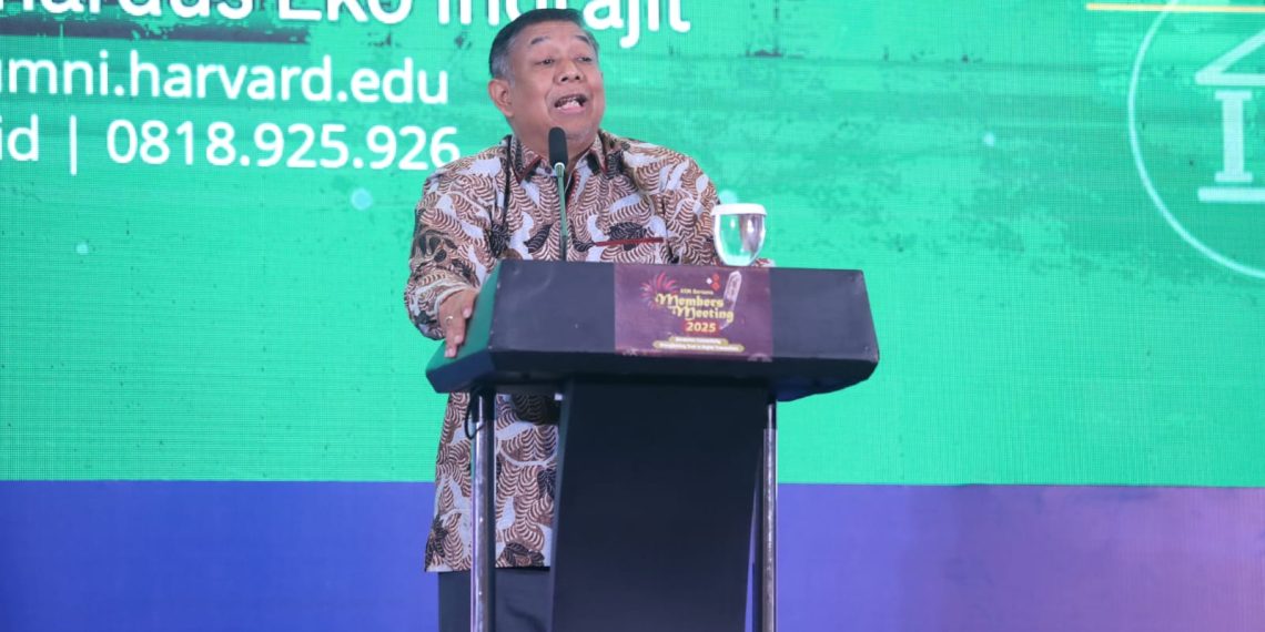 Pengamat teknologi informasi, Richardus Eko Indrajit dalam Members Meeting ATM Bersama 2025 di Manado, yang diselenggarakan PT Artajasa Pembayaran Elektronis (Artajasa) bersama Infobank Media Group, Jumat, 19 September 2025. (Foto: Zaenal Abdurrani)