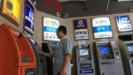 Seseorang melakukan transaksi perbankan melalui mesin anjungan tunai mandiri (ATM). (Foto: Dok. Infobank)