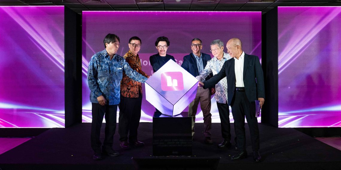 Ki-ka: Tanaka Daisuke, General Manager, Credit Card & Payment Service Planning Department of Orient Corporation, Orico; Yulius Purnama Junaedi, Deputy President Director PT Bank INA Perdana Tbk; Will Ong. (Foto: Dok. Honest)
