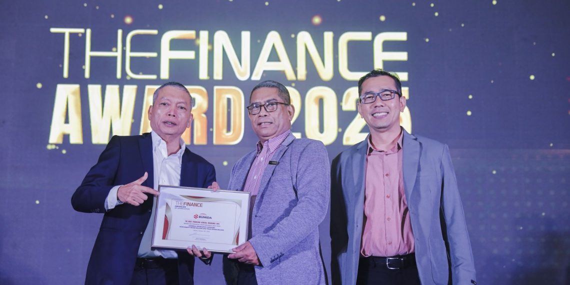 Direktur Utama Asuransi Bumida, Ramli Forez menerima penghargaan dalam ajang Top 20 Financial Institutions Award 2025. Penghargaan diserahkan langsung oleh Chairman Infobank Media Group, Eko B. Supriyanto didampingi Direktur Infobank Institute, TB Rully Ferdian, di Bali Room, Hotel Indonesia Kempinski, Jakarta, pada Selasa, 28 Oktober 2025. (Foto: M. Zulfikar)