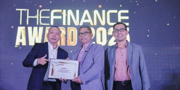 Direktur Utama Asuransi Bumida, Ramli Forez menerima penghargaan dalam ajang Top 20 Financial Institutions Award 2025. Penghargaan diserahkan langsung oleh Chairman Infobank Media Group, Eko B. Supriyanto didampingi Direktur Infobank Institute, TB Rully Ferdian, di Bali Room, Hotel Indonesia Kempinski, Jakarta, pada Selasa, 28 Oktober 2025. (Foto: M. Zulfikar)