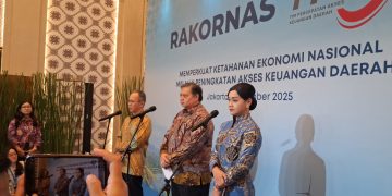 Ketua Dewan Komisioner OJK, Mahendra Siregar, bersama Menteri Koordinator Bidang Perekenomian Airlangga Hartarto, dan Kepala Eksekutif Pengawas Perilaku Pelaku Usaha Jasa Keuangan OJK, Friderica Widyasari Dewi. (Fotoo: Khoirifa)